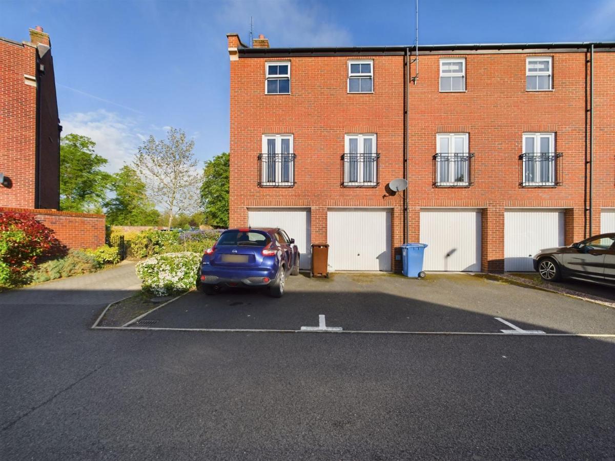 247 Serviced Accommodation In Stafford- 3Br Townhouse Buitenkant foto