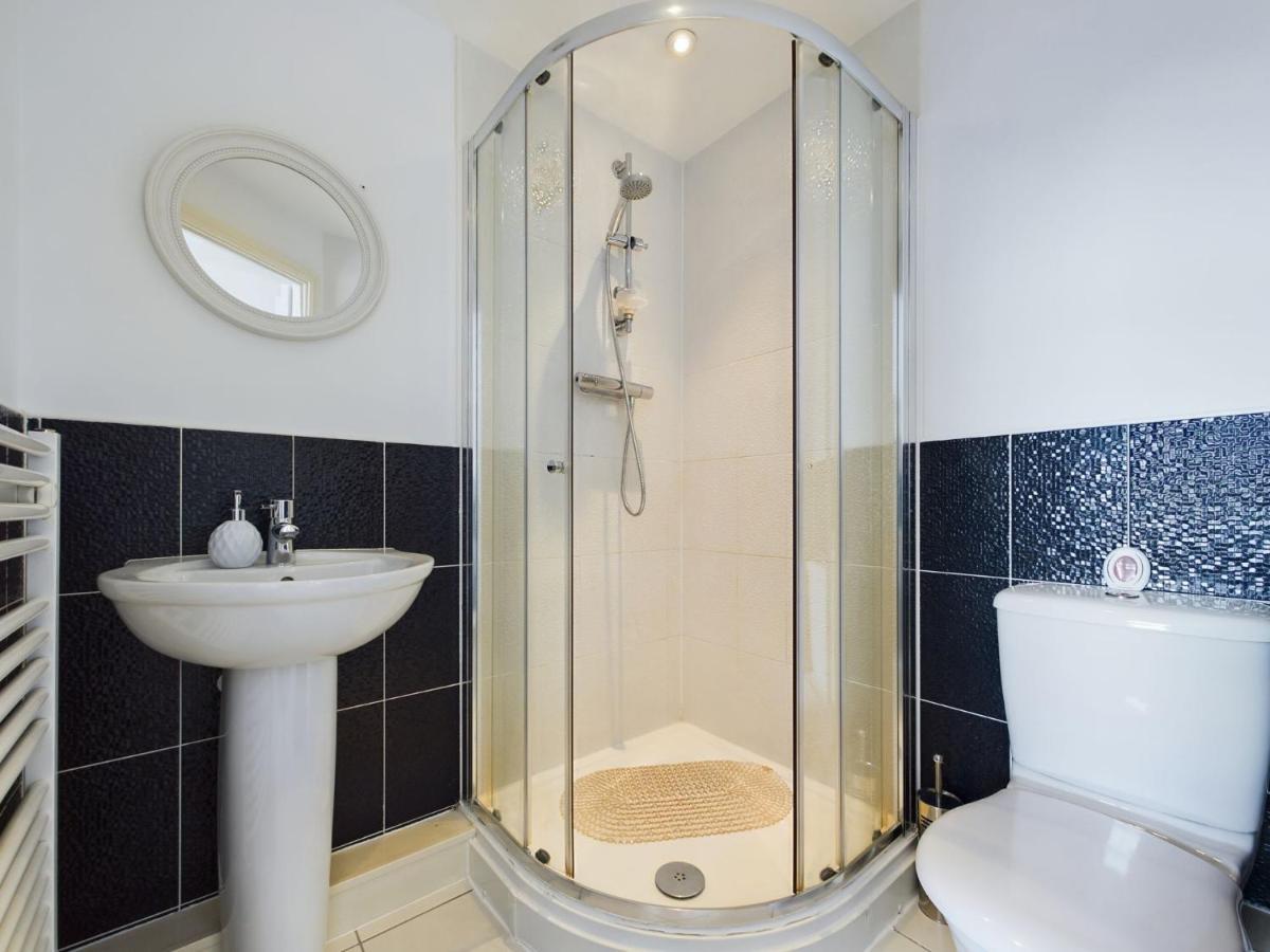 247 Serviced Accommodation In Stafford- 3Br Townhouse Buitenkant foto