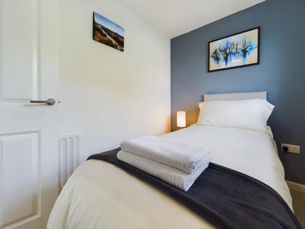 247 Serviced Accommodation In Stafford- 3Br Townhouse Buitenkant foto